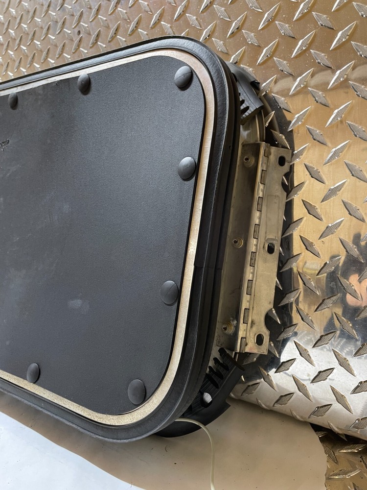 Kenworth T680 Right/ Passenger - PAINT CODE L3875EB SILVER