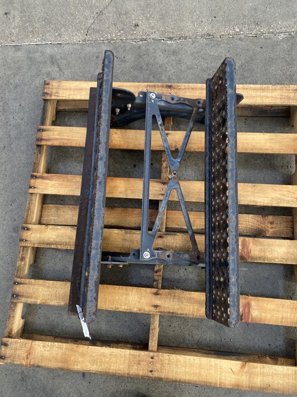 2019 International LT Frame Step (722-10297)