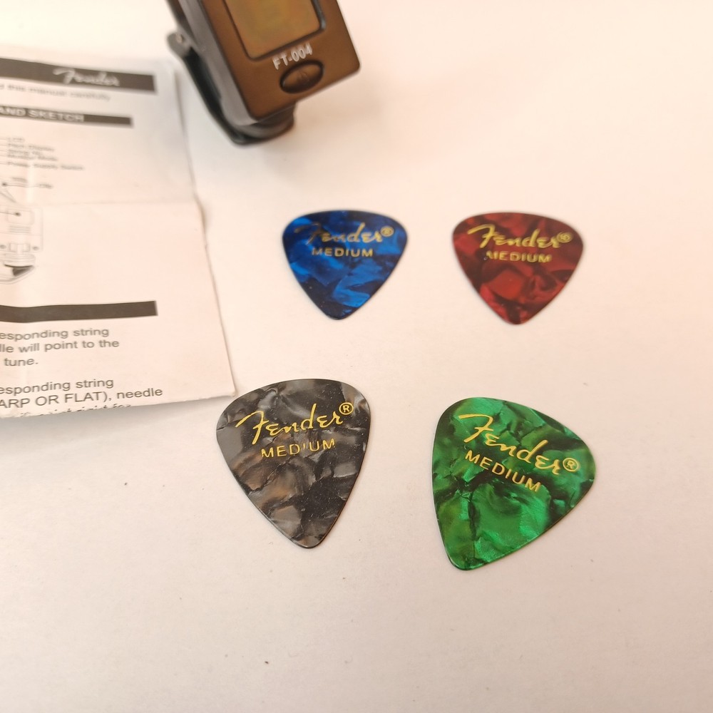 Fender Guitar Clip-on Tuner FT-004 With Four Medium Picks