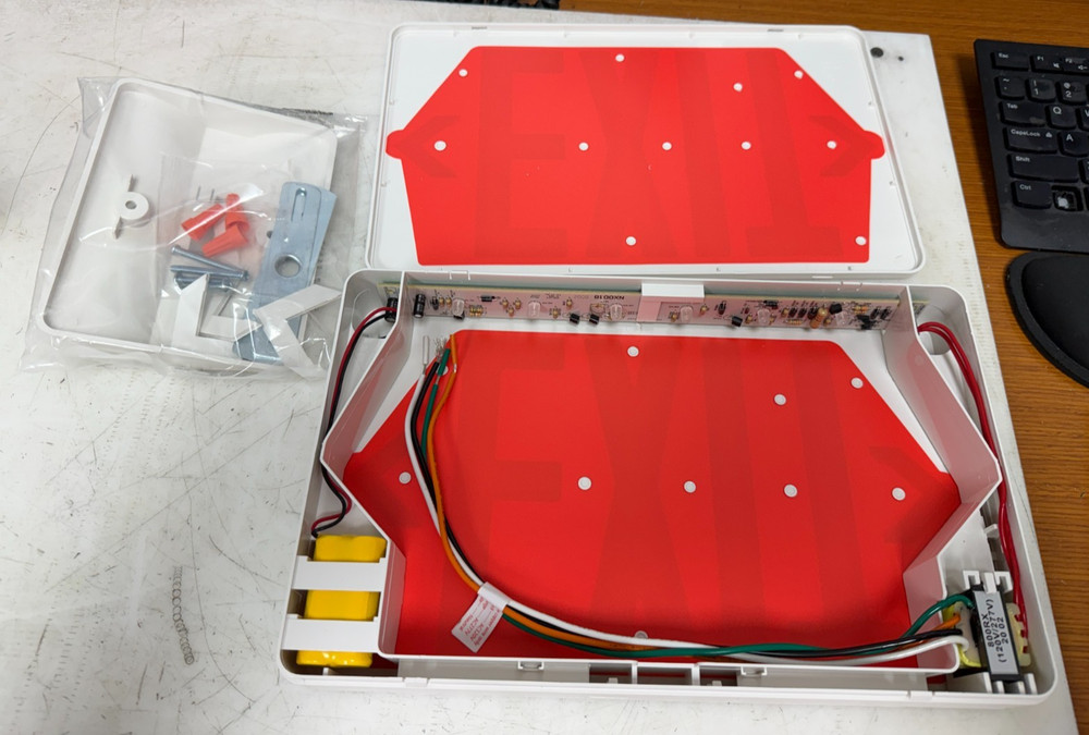 👀 NEW THOMAS & BETTS PLASTIC SELF POWERED RED LED EXIT SIGN QLXN500RN