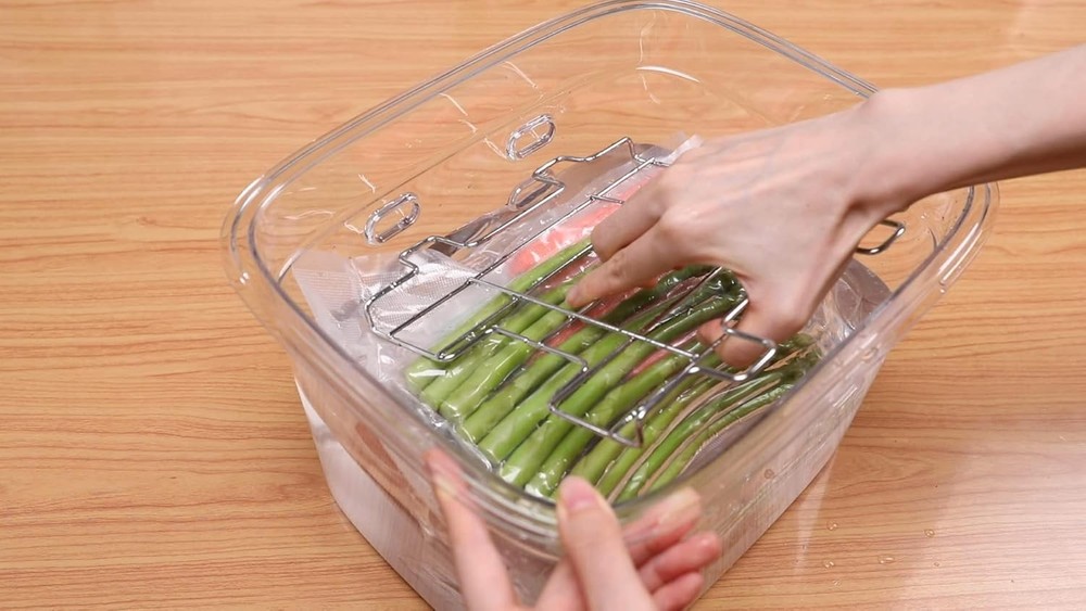 Versatile 12-Quart Sous Vide Container with Built-in Rack and Collapsible Hin...
