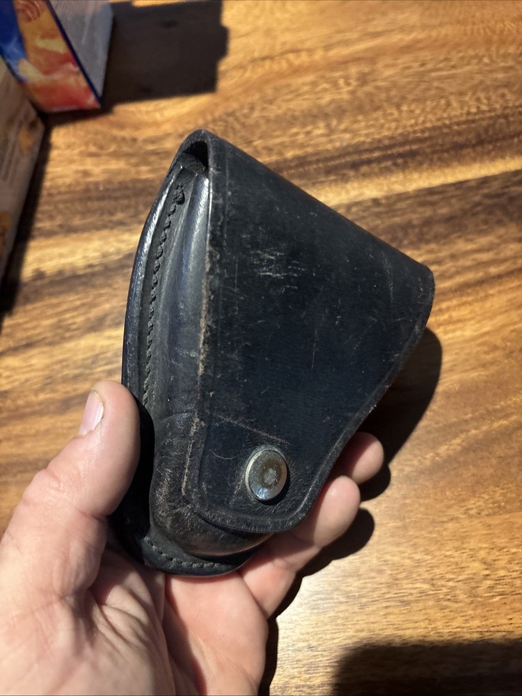 Smith & Wesson B 70 black leather handcuff case duty gear