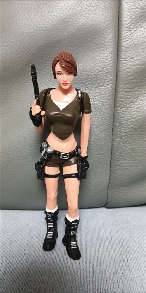 Tomb Raider Lara Croft Figure with Removable Weapon