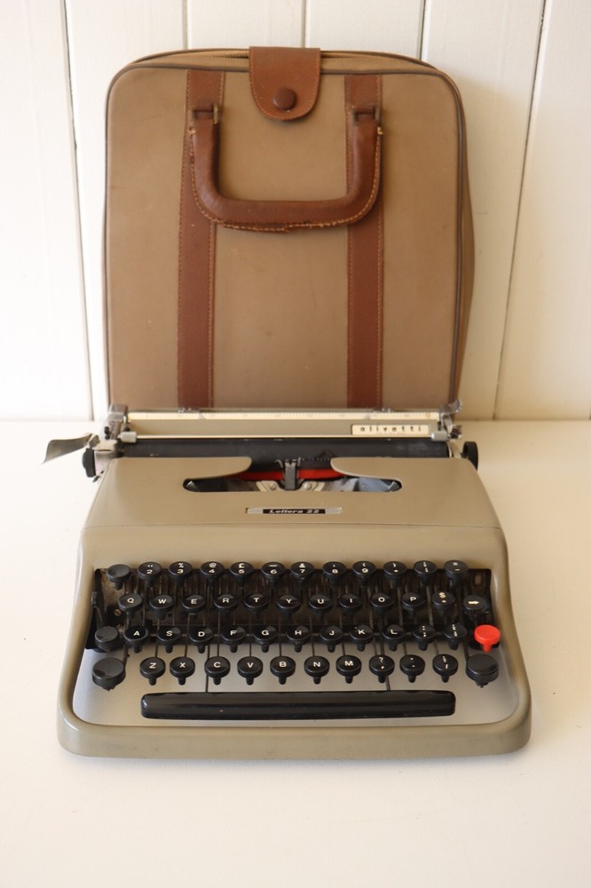 Excellent Condition - OLIVETTI Lettera 22 Portable Typewriter + Original Case