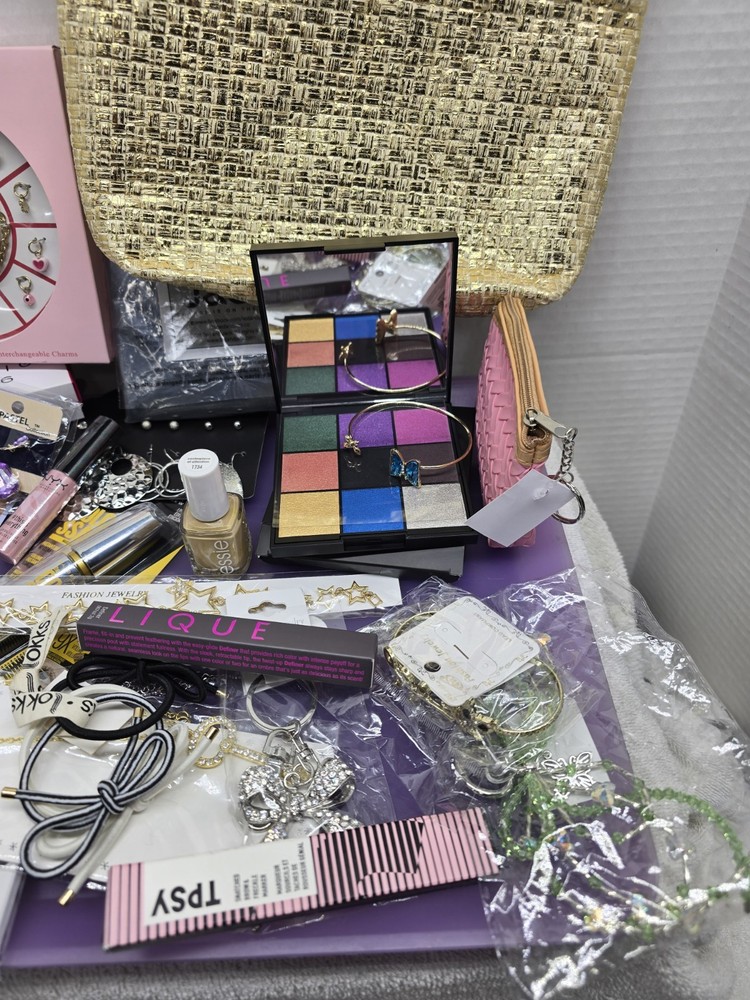 WOMANS BEAUTY AND GLAM BUNDLE, OVER 30 ITEMS