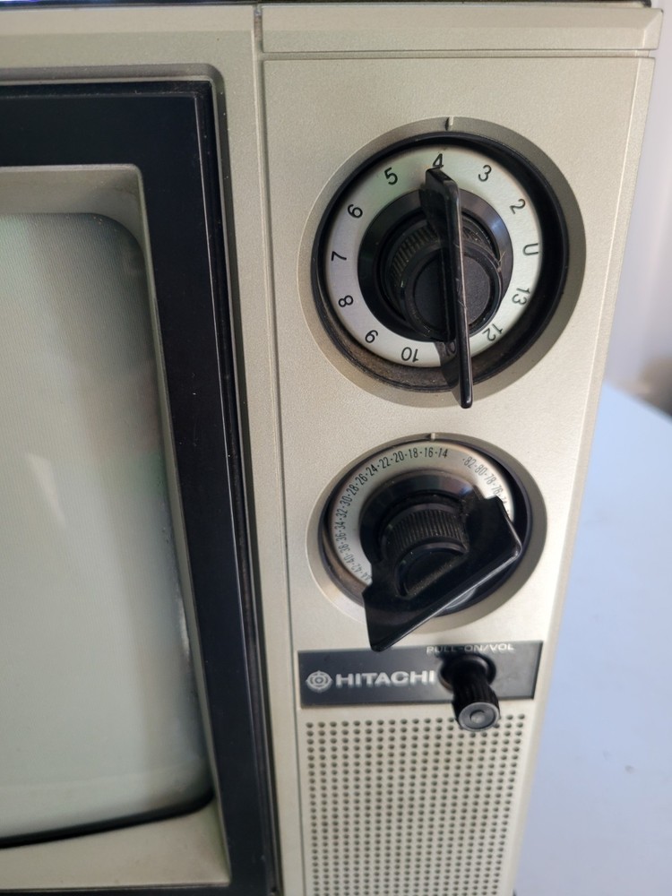 1986 Hitachi Solid State Color TV Model CT 13 C1 - in Working Condition