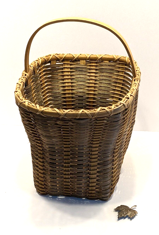 Bath & Bodyworks Tan Wicker Basket w/Handle, Fall 2000 Commemorative Maple Leaf