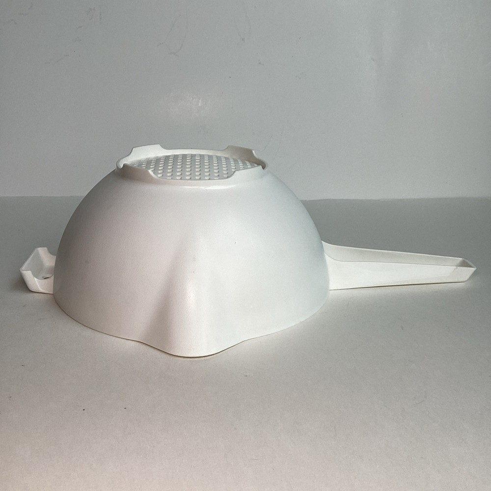 Tupperware 2 Quart Strainer Colander White Handle Hook Pan Rest Classic 1523