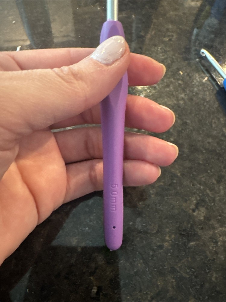 CROCHET Hooks - Multiple Sizes With Rubber Grip Handle Brand New