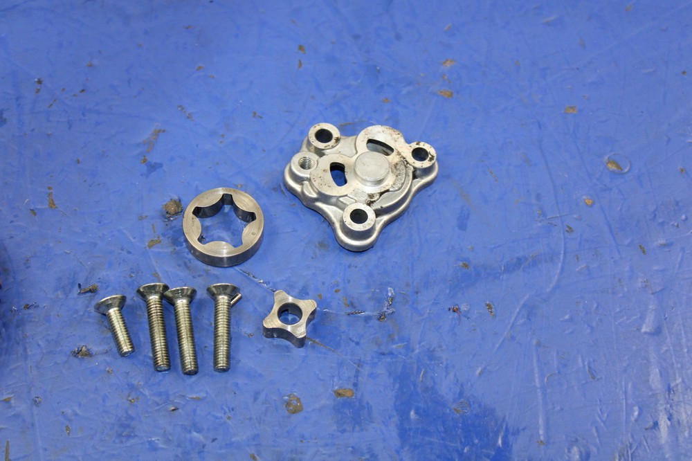 1982 YAMAHA XT200 XT 200 ENGINE MOTOR OIL PUMP