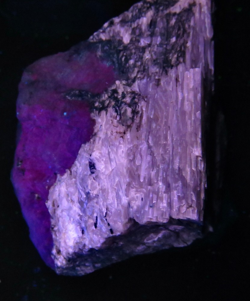 Fluorescent : AGRELLITE - Kipawa River Complex , Temiscamingue , Quebec
