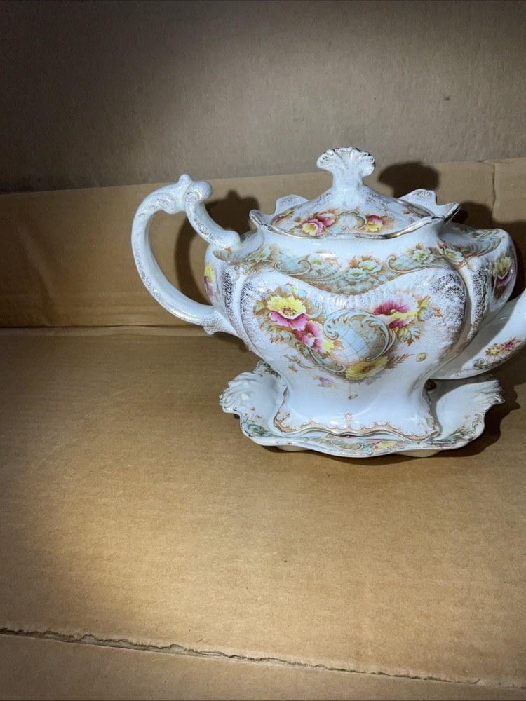 Albion pottery UK WILTON pattern teapot CIRCA 1920 Small Chip