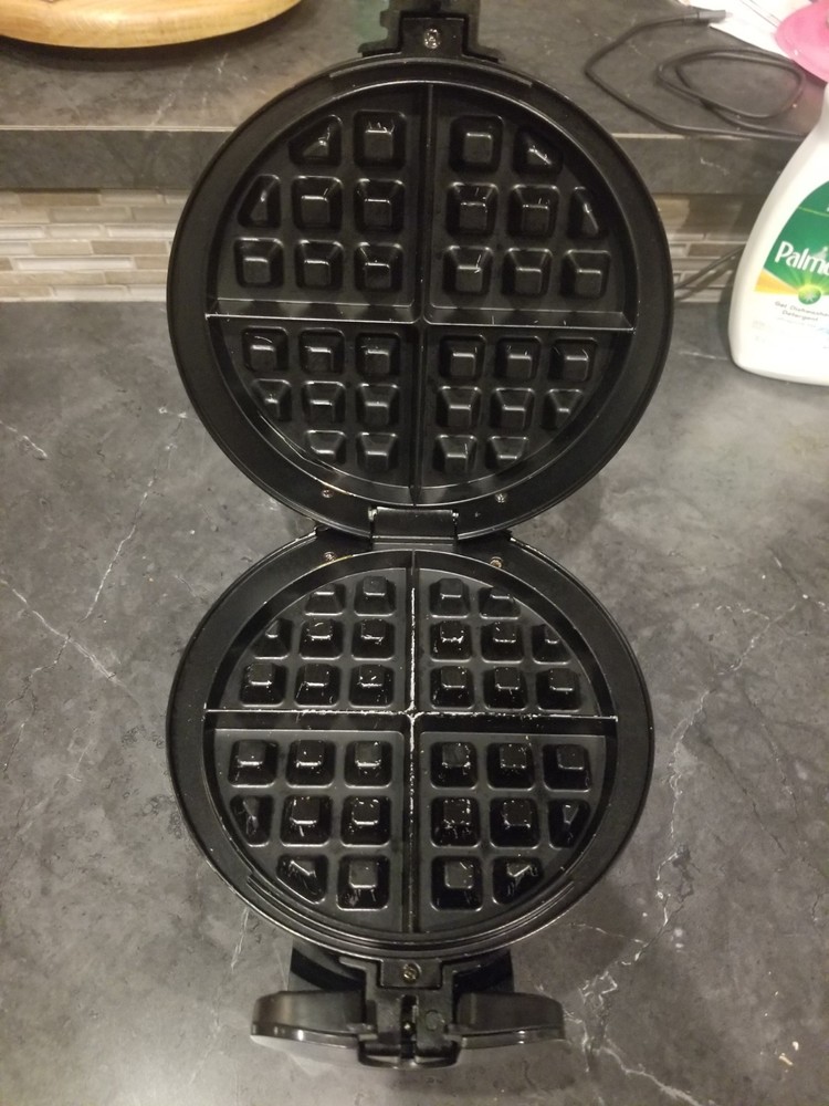 Bella Rotating Non-Stick Waffle Maker~Model TSK-2126BW TESTED--WORKS!!