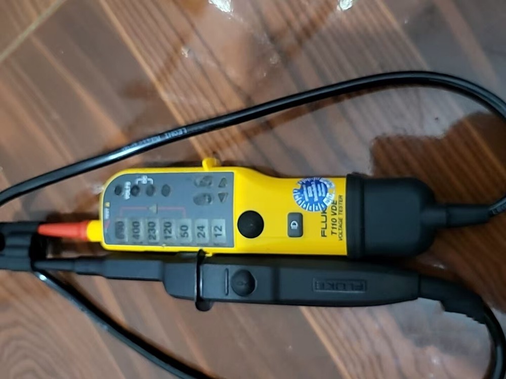 1PCS Used Fluke Voltage Tester T110