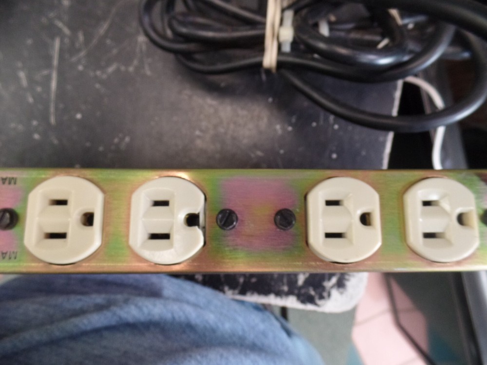 Furman PL-PLUS Power Conditioner & Light Module - 1U rack - 15 amp - UNTESTED