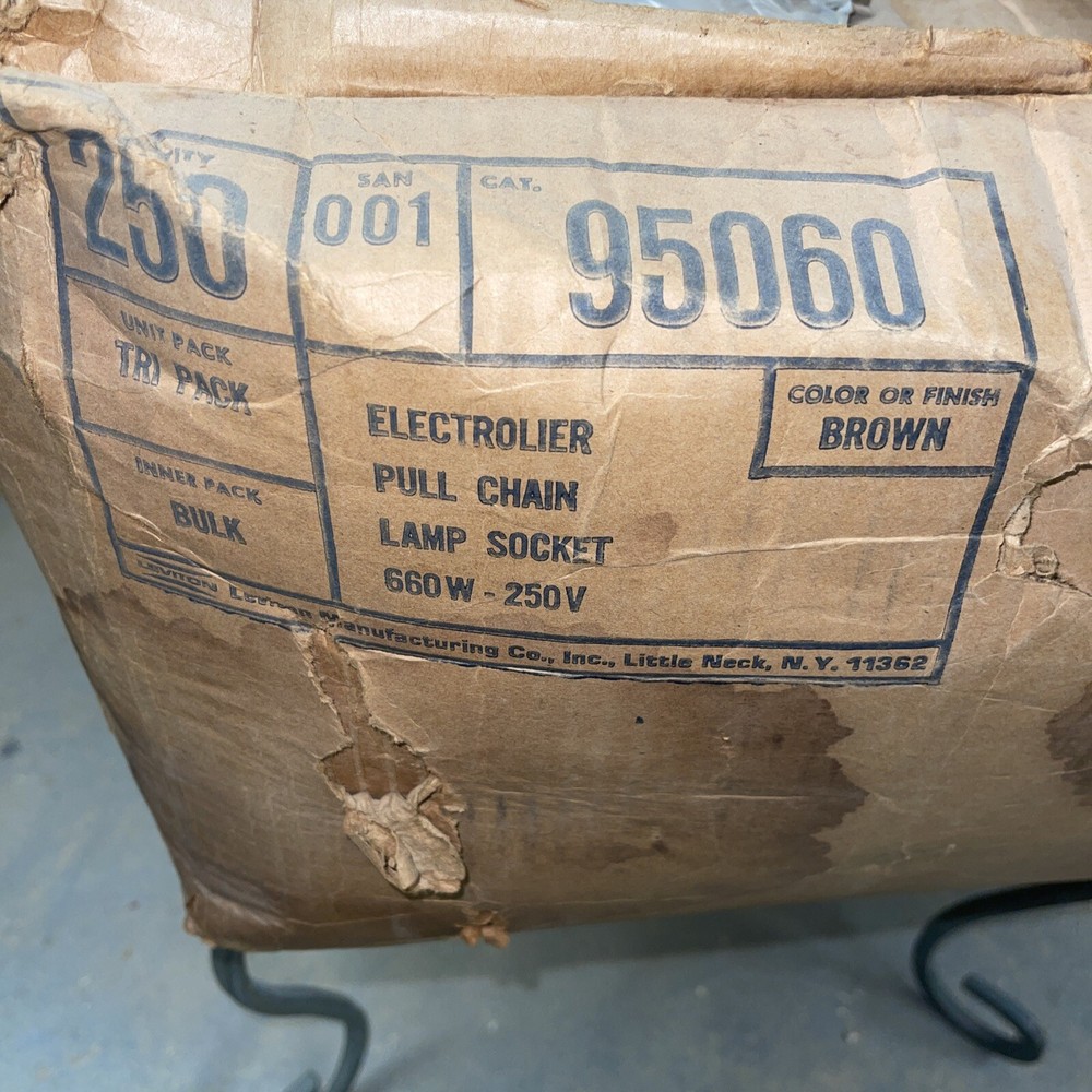 NEW LEVITON ELECTROLIER PULL CHAIN BAKELITE SOCKET WITH 1/8-27 IPS THREAD
