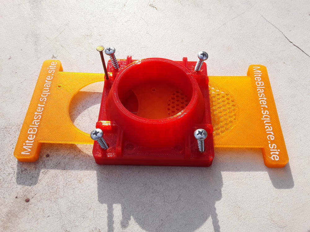 Bee Vacuum Gate for Beekeeping with Nail Lock