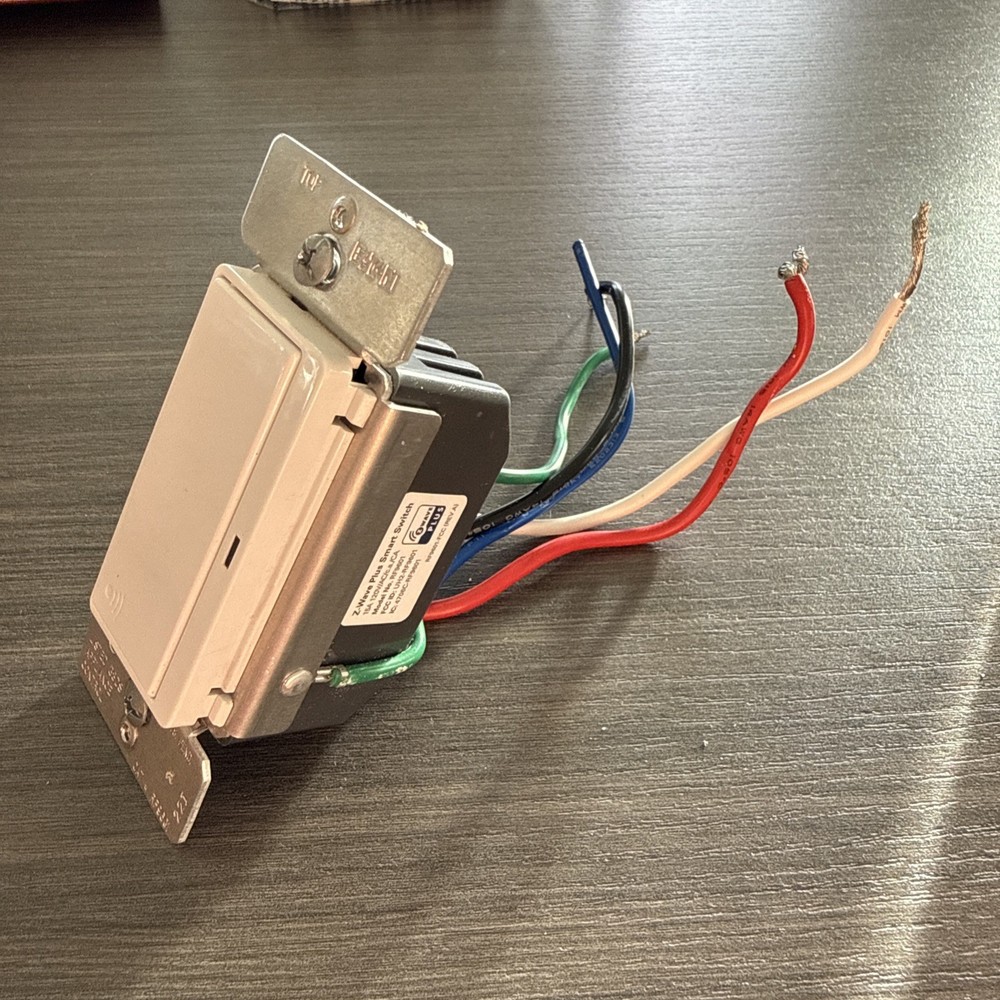 Eaton Z-Wave Plus 3-way Smart Light Switch, White. Model RF9601