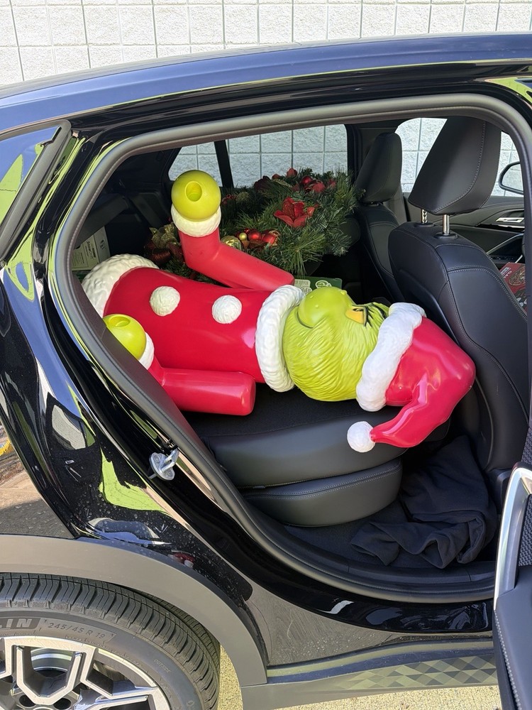 JUMBO 5' Grinch Nutcracker ( 63" ). Wreath Lights Up