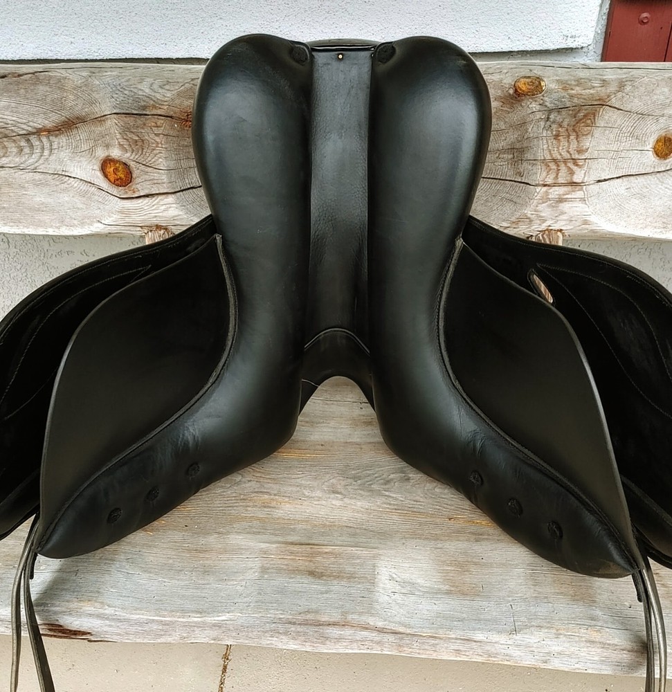IKONIC PRO Dressage Saddle - UC245