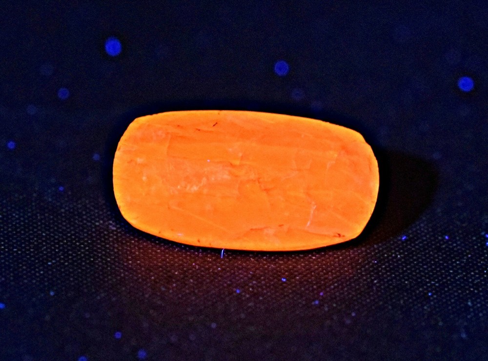 0.30 CARAT FLUORESCENT PHOSPHORESCENT SHARP TENEBRESCENT FACETED HACKMANITE