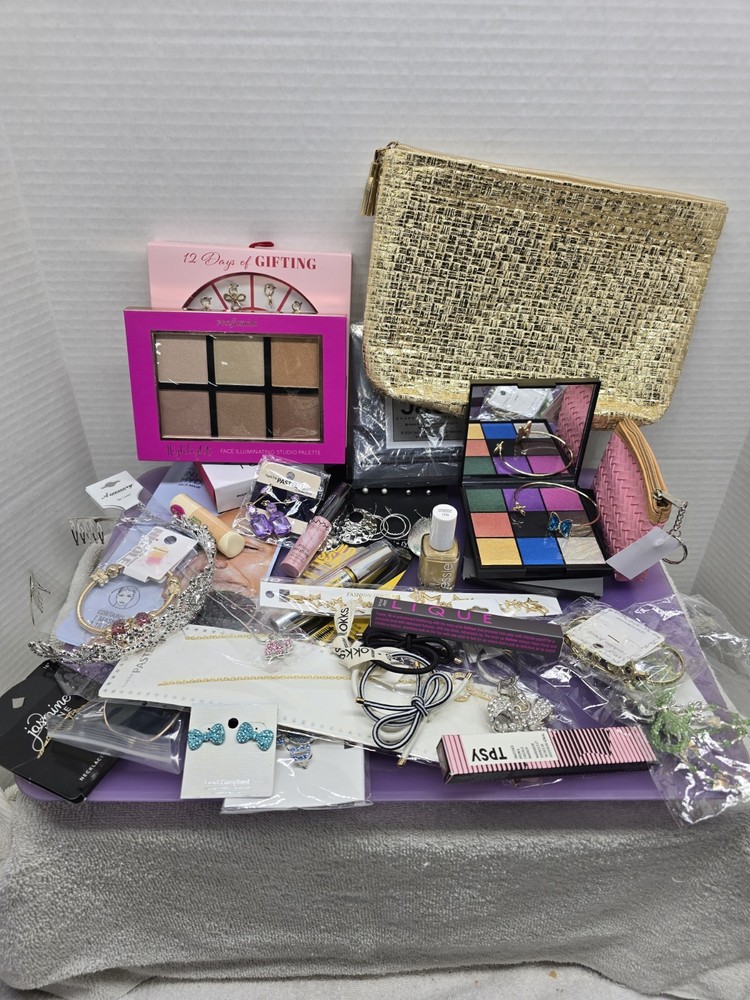 WOMANS BEAUTY AND GLAM BUNDLE, OVER 30 ITEMS