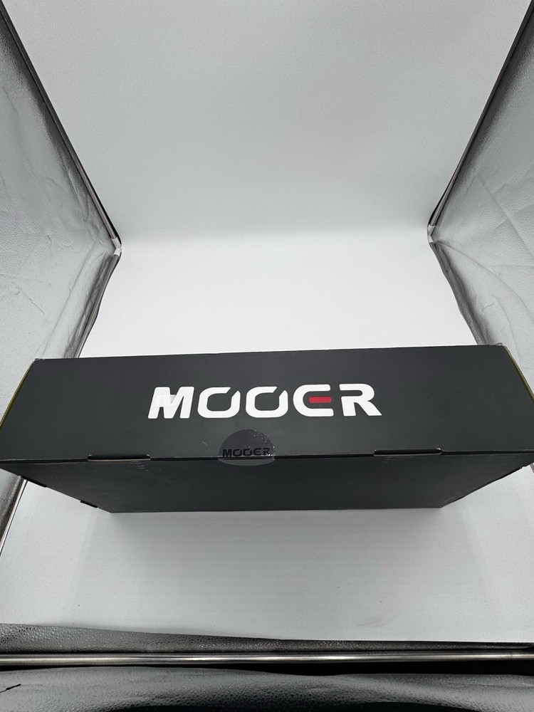 Mooer GE300 Multi-Effects Guitar Processor AMP Modeler Looper White, Open box