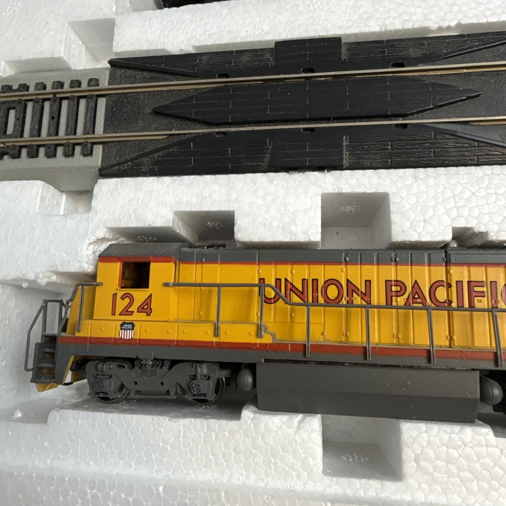 Bachmann HO Scale Union Pacific Train Set Trail Blazer Silver Series E-Z Track