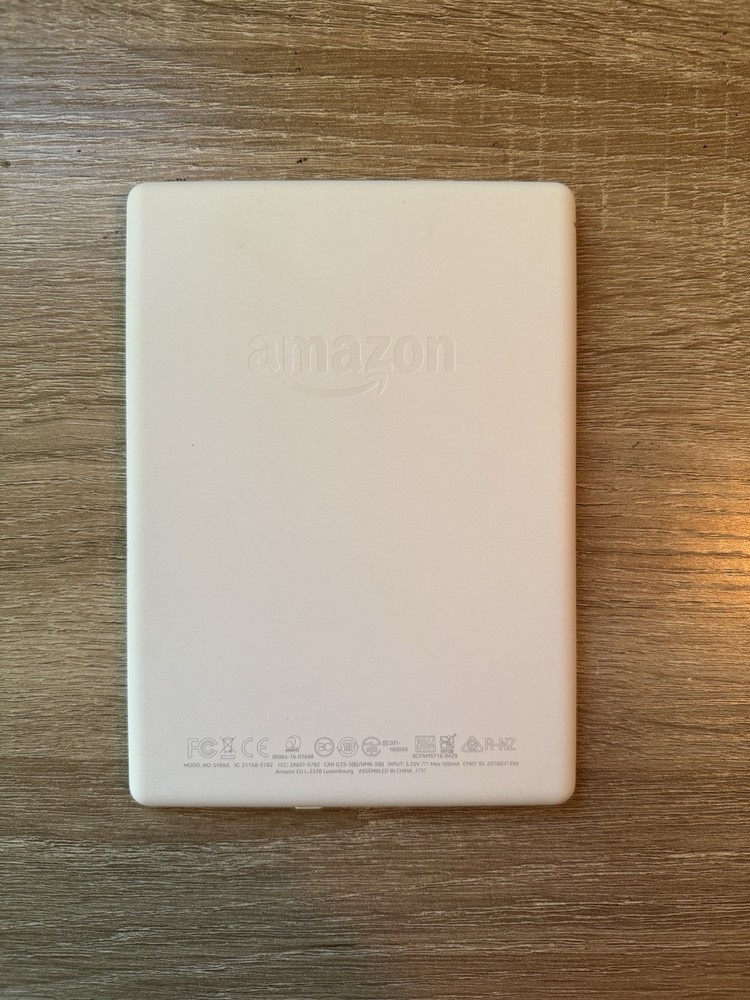 Amazon Kindle 8th Generation White Touch Screen eBook Reader Wi-Fi Bundle