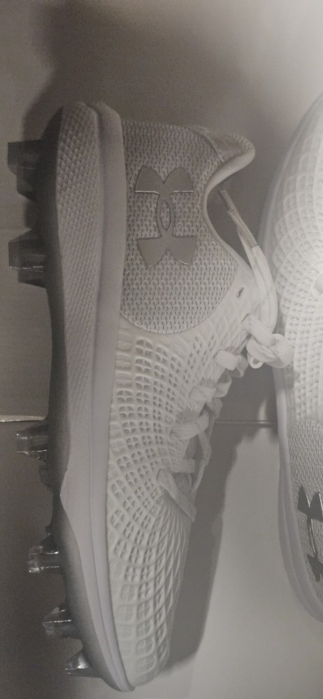 Under Armour Womens White softball Cleats Medium Width Size 10 US