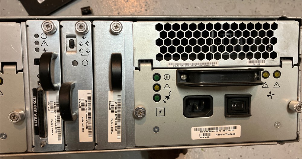 Dell PowerVault 220S AMP01 14-Bay Disk Array External Storage Enclosure -no HDDs