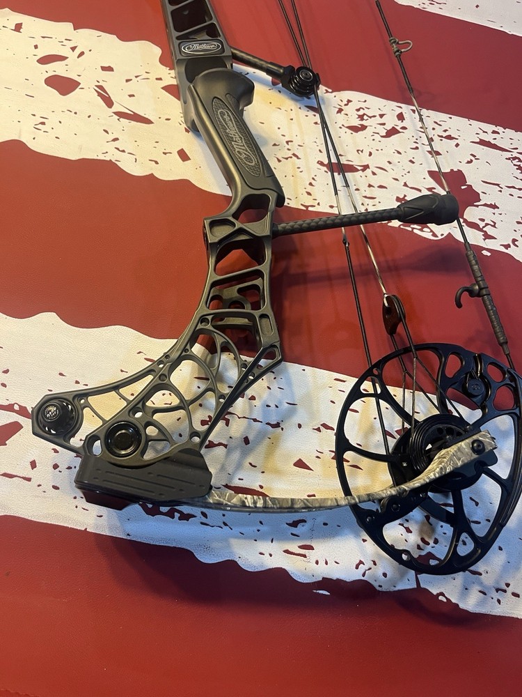 Mathews V3 27 Bow Granite Riser Realtree Limbs