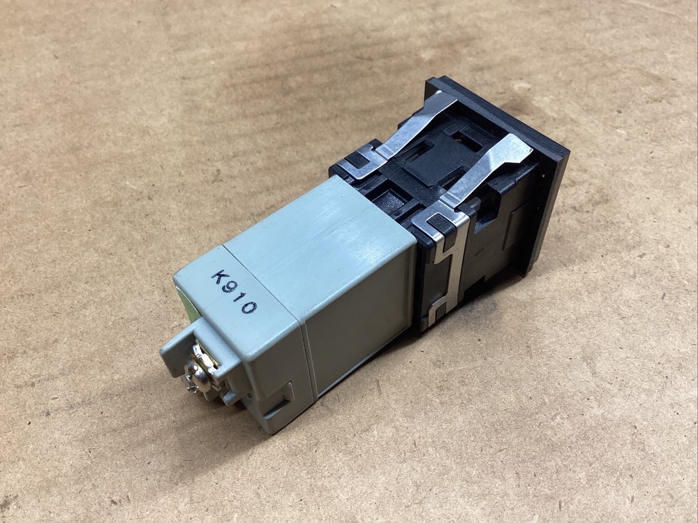 SQUARE IDEC PRIMARY MACHINE LIGHT #810M25