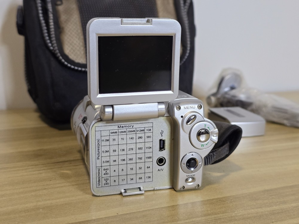 JVC Camcorder. Mini DV7 11 Mega Pixel Enhanced 4x Digital Zoom + Case.