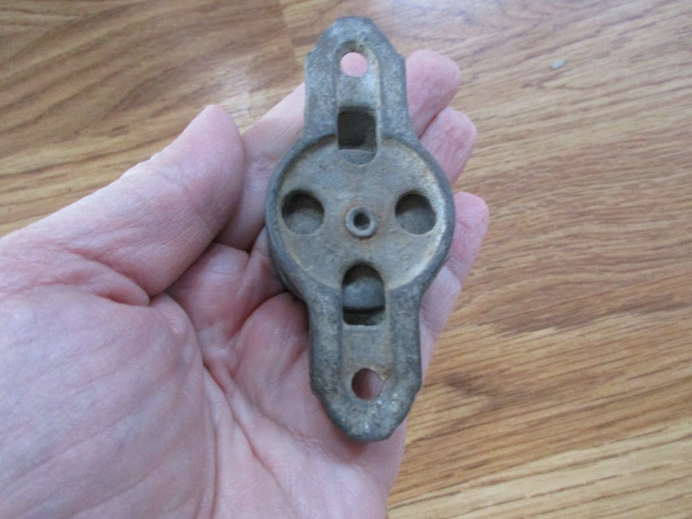 Old Metal Single Wheel Pulley 1 1/2"