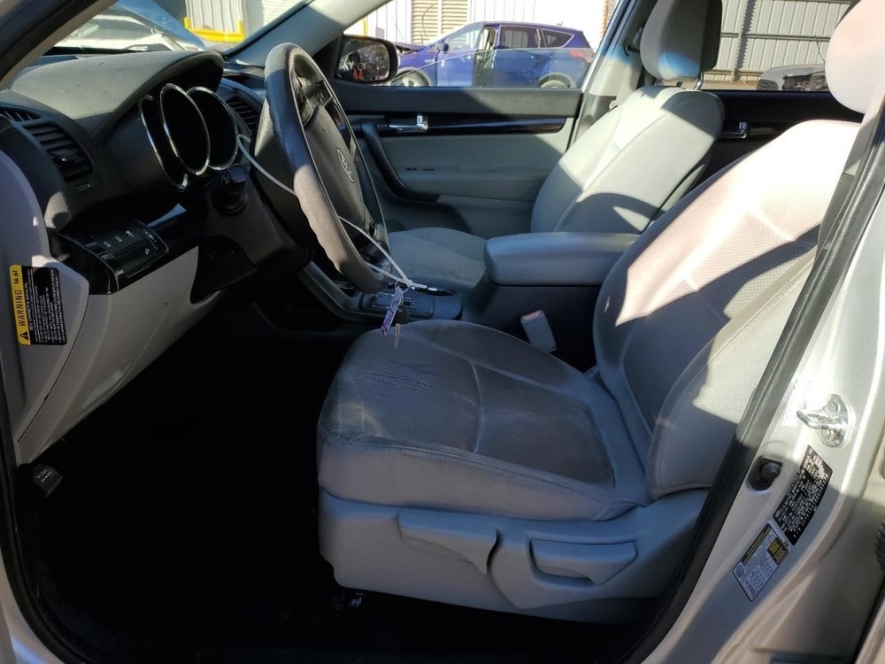 SORENTO 2011 Glove Box 4900166