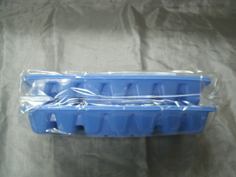 Rubbermaid 2 Pack Secure Stacking Easy Release Blue Ice Cube Trays Plastic NEW 5