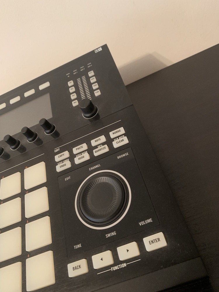 Native Instruments Maschine Studio - (PRE-OWNED)