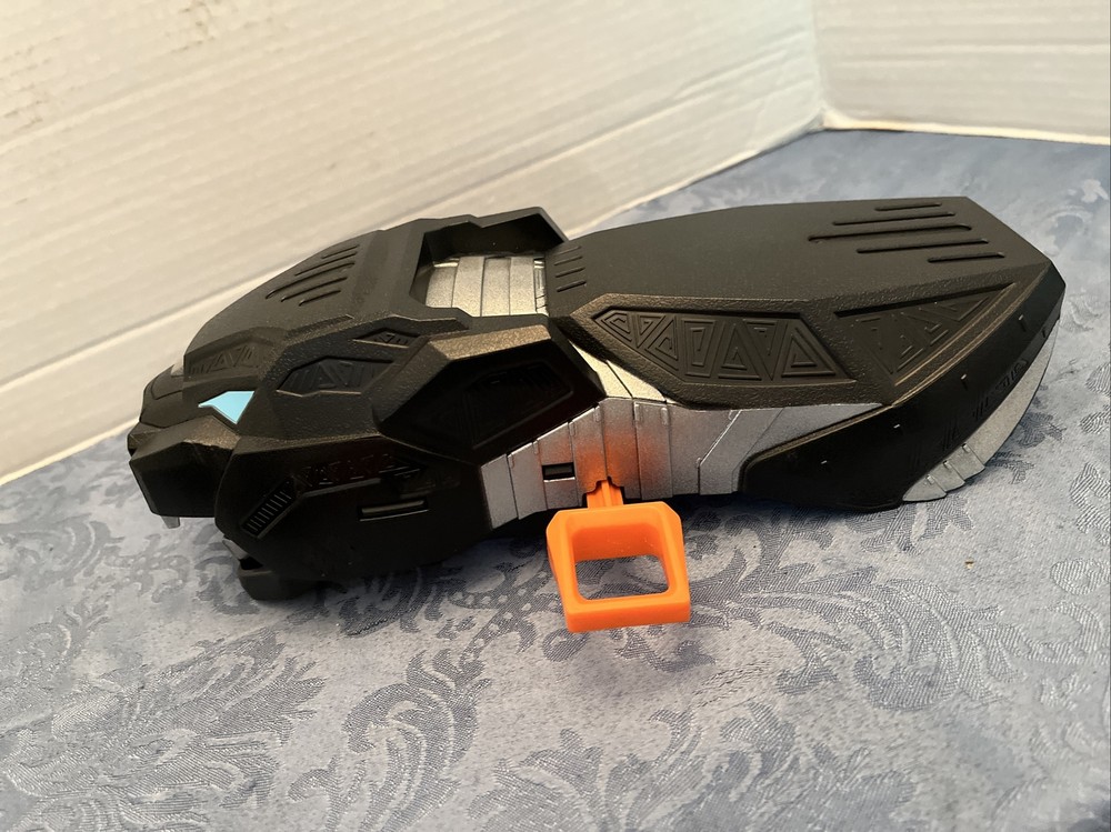 Marvel Studios Black Panther Legacy NERF Vibranium Strike Gauntlet w/ 2 Darts