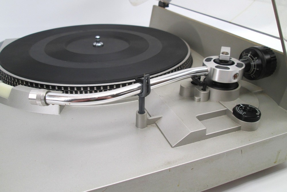Technics SL-235 Belt Drive Frequency-Servo Automatic Turntable Record Player