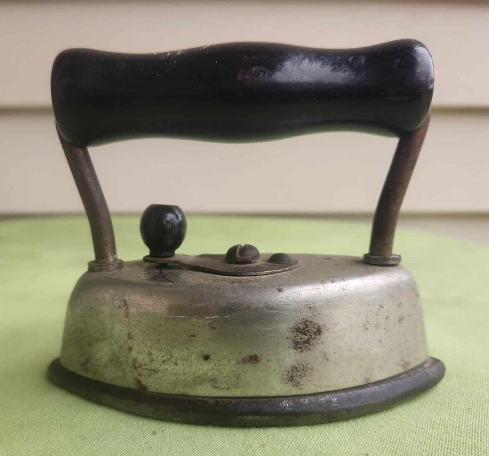 Small Dover Sad Iron. No. 822