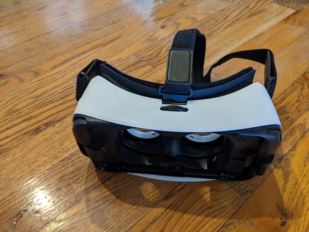 UNTESTED SAMSUNG GEAR VR HEADSET OCULUS SM-R322 MISSING FRONT PLASTIC COVER