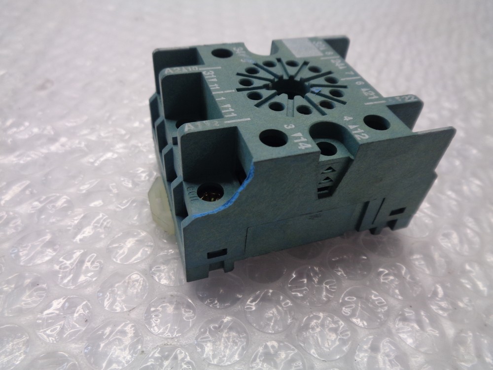 FINDER 90.27 RELAY BASE UNMP