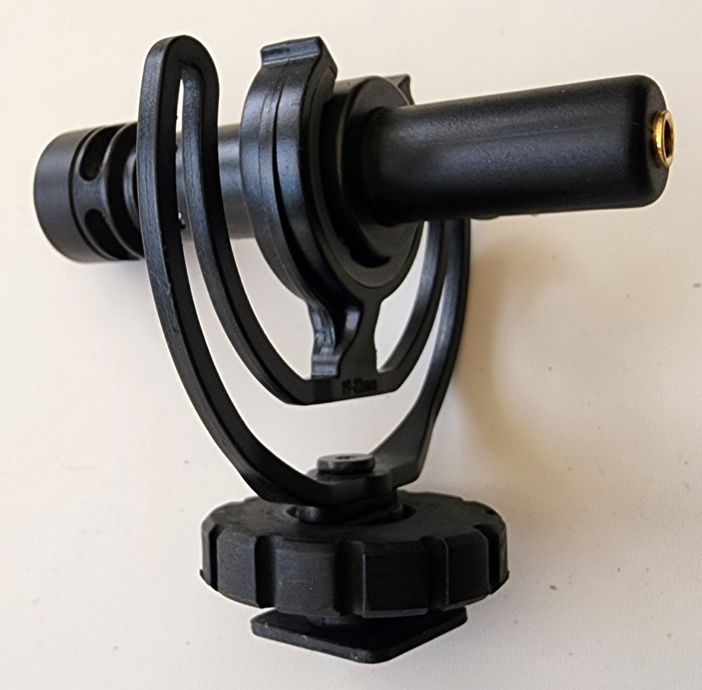 Rode VideoMicro Compact On Camera Microphone include gimble mount quick release