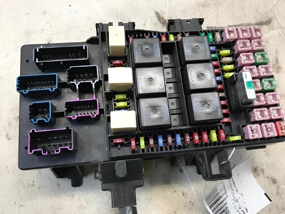 2003-2004 Ford Expedition Engine Fuse Box Assembly OEM