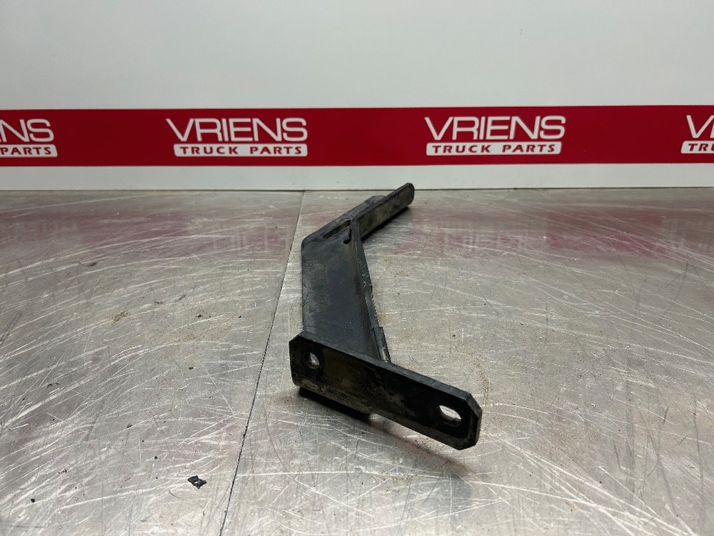 KENWORTH BRACKET-PIPE WATER UPPER D11-1198