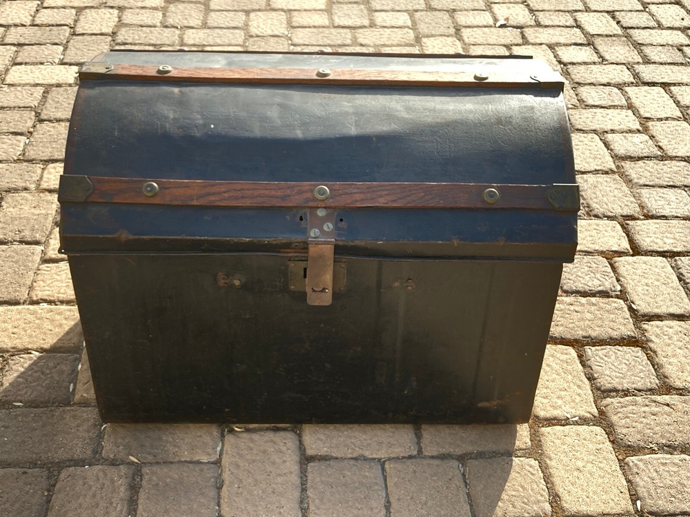 vintage hump back metal Trunk