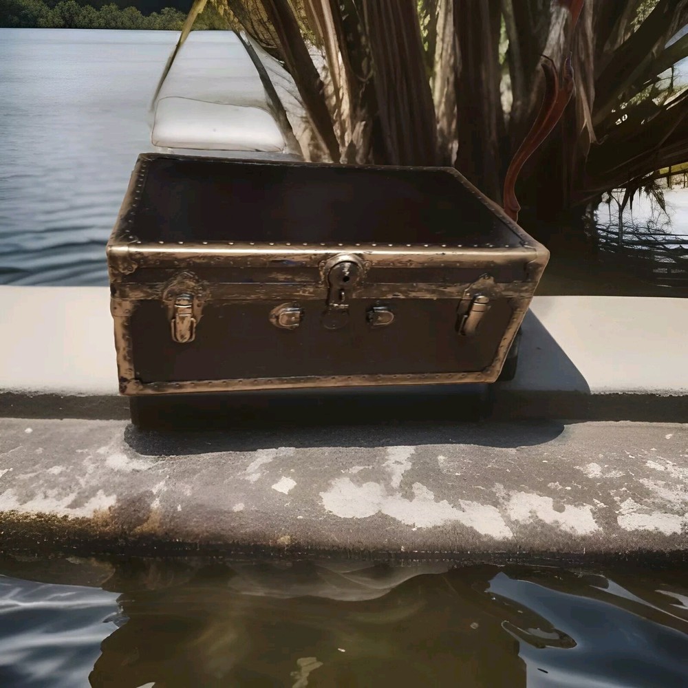 VINTAGE non breakable trunk . co New York