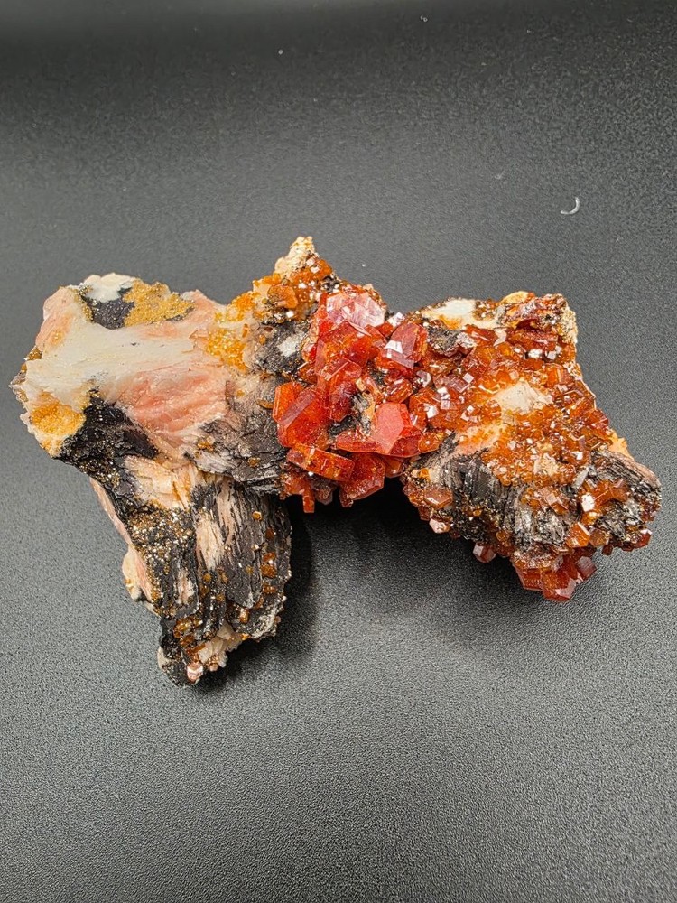 Vanadinite on Baryte with Rich Manganese