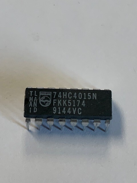 74HC4015N   IC